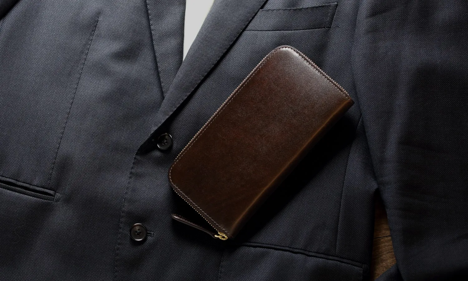 Alt81ラウンドファスナー長財布ダークブラウンのイメージ04