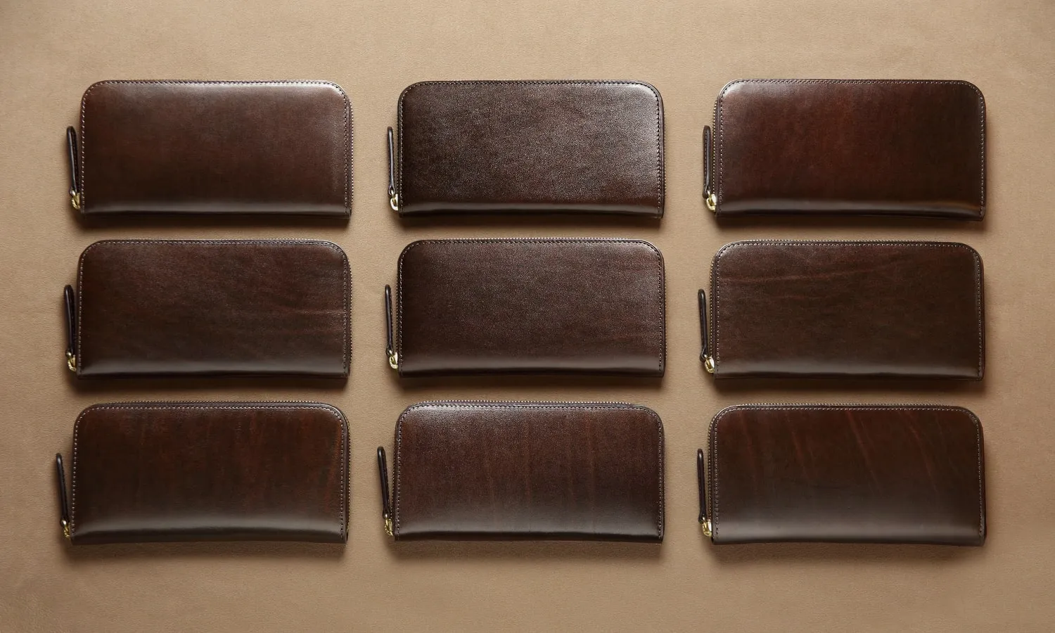 Alt81ラウンドファスナー長財布ダークブラウンの表情の比較