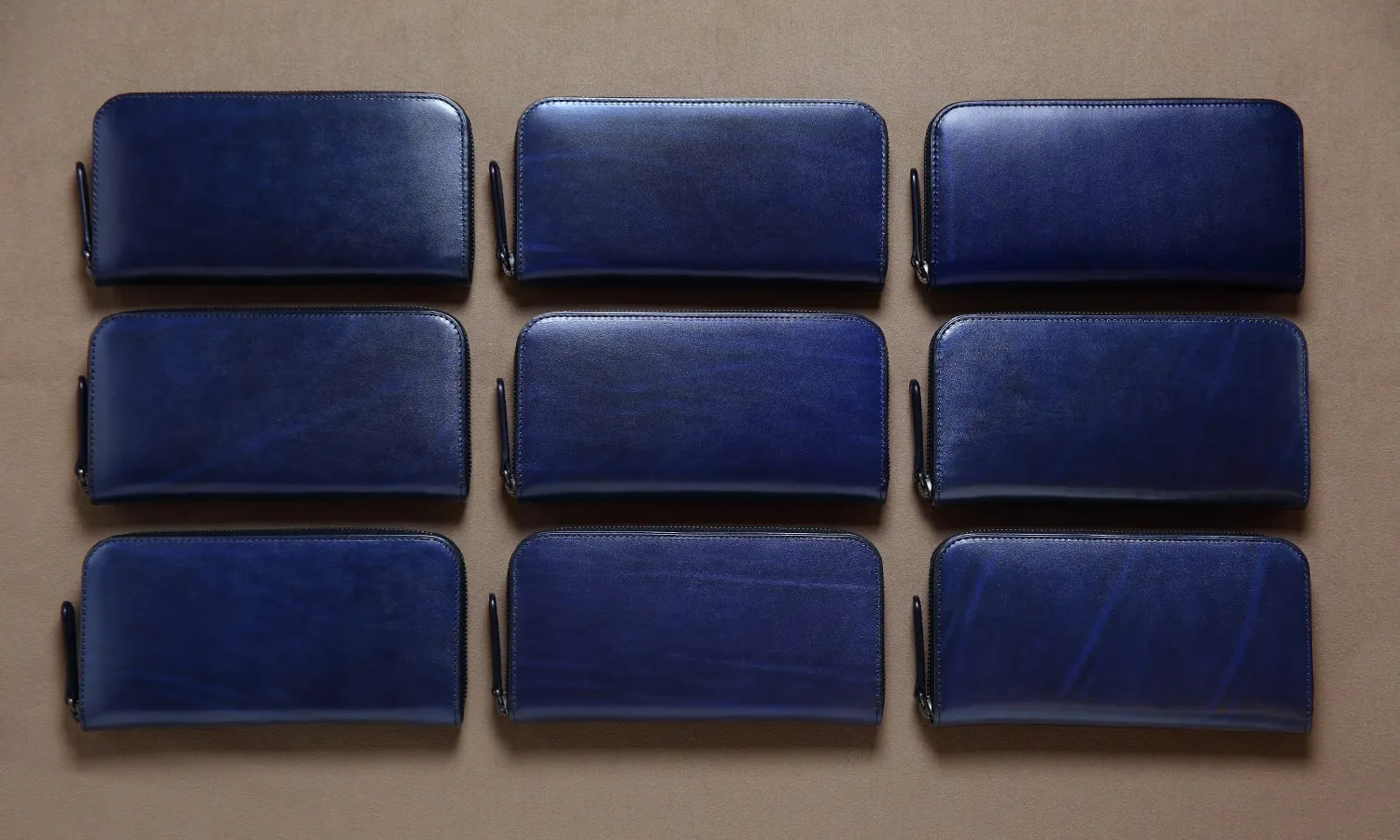 Alt81ラウンドファスナー長財布ネイビーの表情の比較