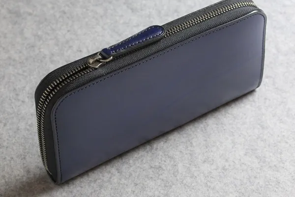 長財布 ネイビー メンズ ファスナーの色味