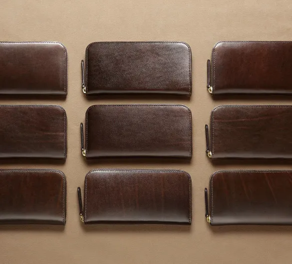 Alt81ラウンドファスナー長財布ダークブラウンの表情の比較