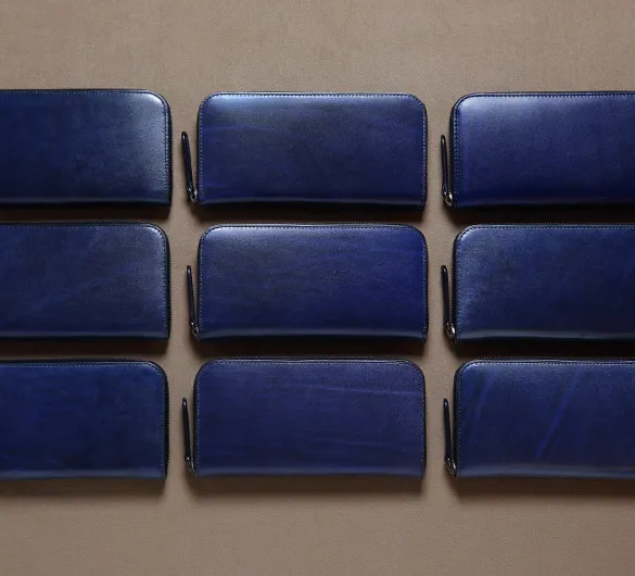 Alt81ラウンドファスナー長財布ネイビーの表情の比較